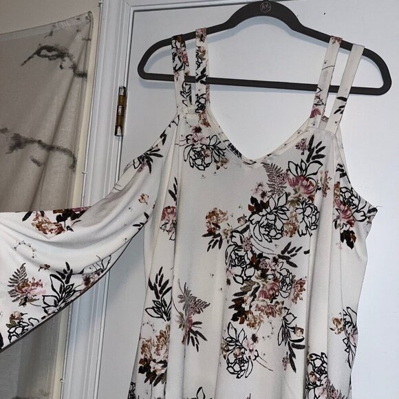 Torrid Size 1 White Floral V-Neck Cold Cutout Cold Shoulder Top - Picture 5 of 9